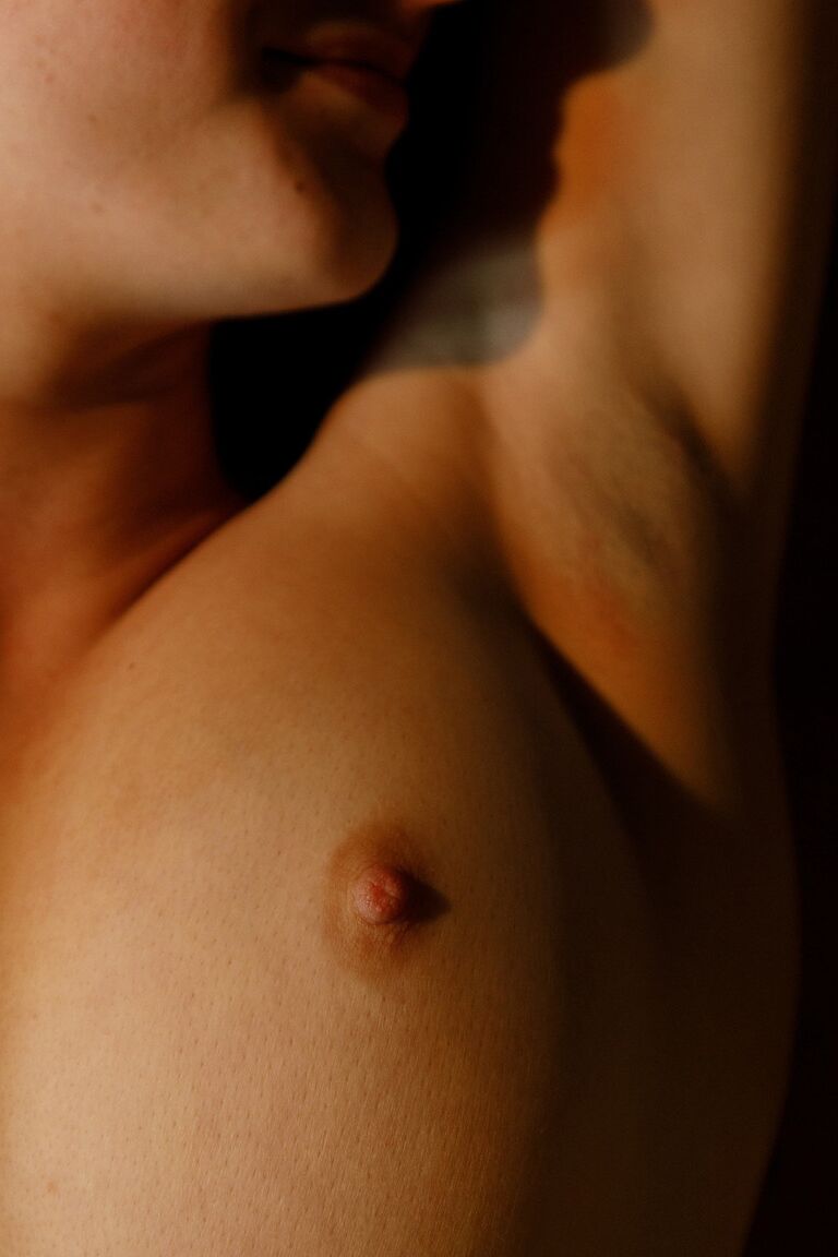 12P L'amatrice Meadow Brink expose ses seins naturels et son joli cul en solo