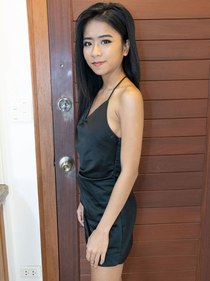 20P Das hübsche asiatische Babe Som entblößt ihre schönen Titten in einem heißen Teaser in Fetischkleidung