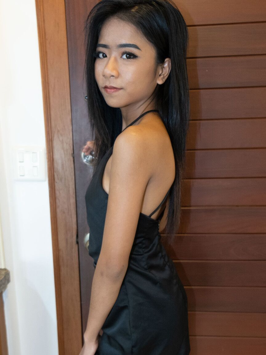 20P Das hübsche asiatische Babe Som entblößt ihre schönen Titten in einem heißen Teaser in Fetischkleidung