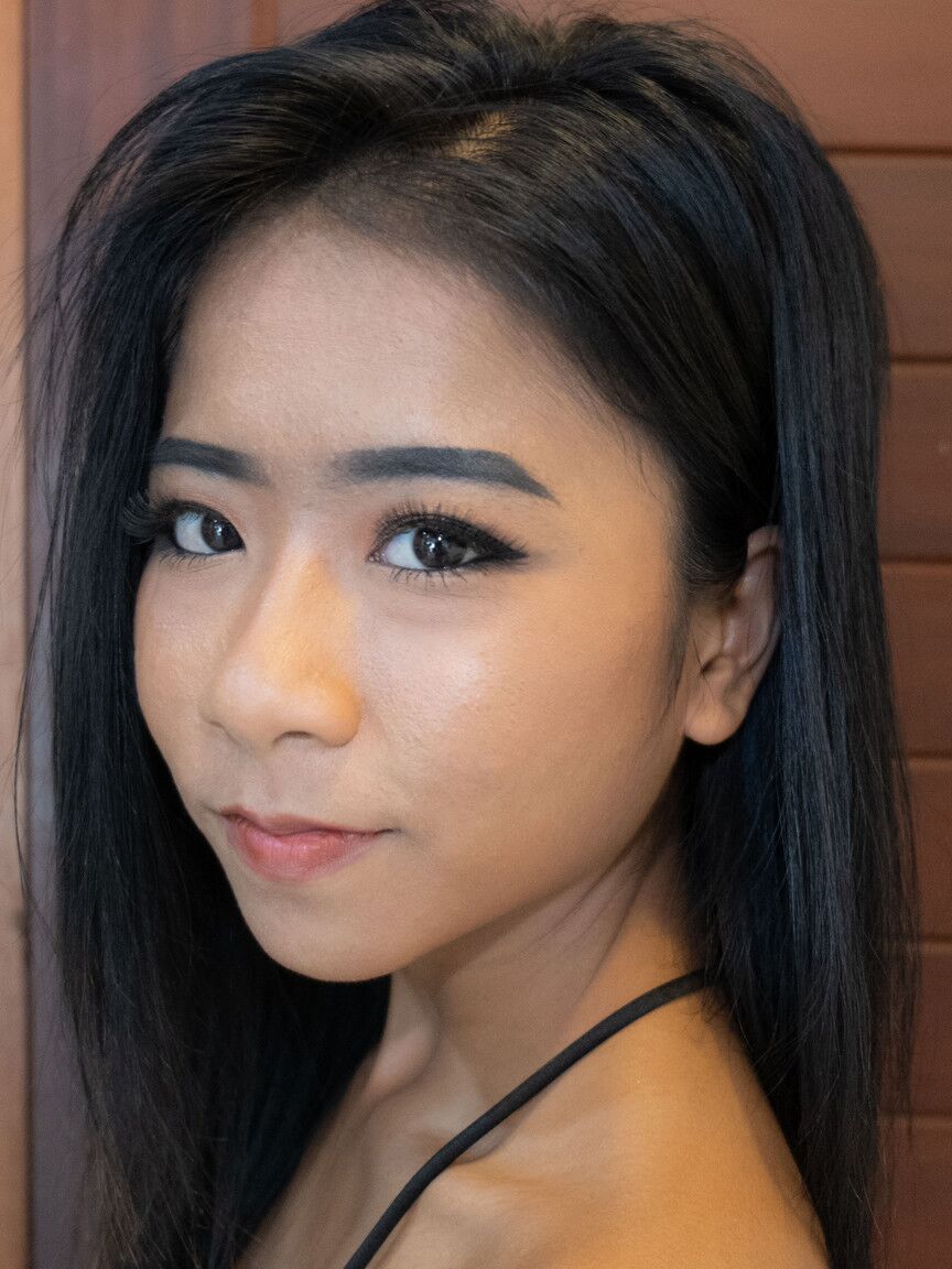 20P Das hübsche asiatische Babe Som entblößt ihre schönen Titten in einem heißen Teaser in Fetischkleidung