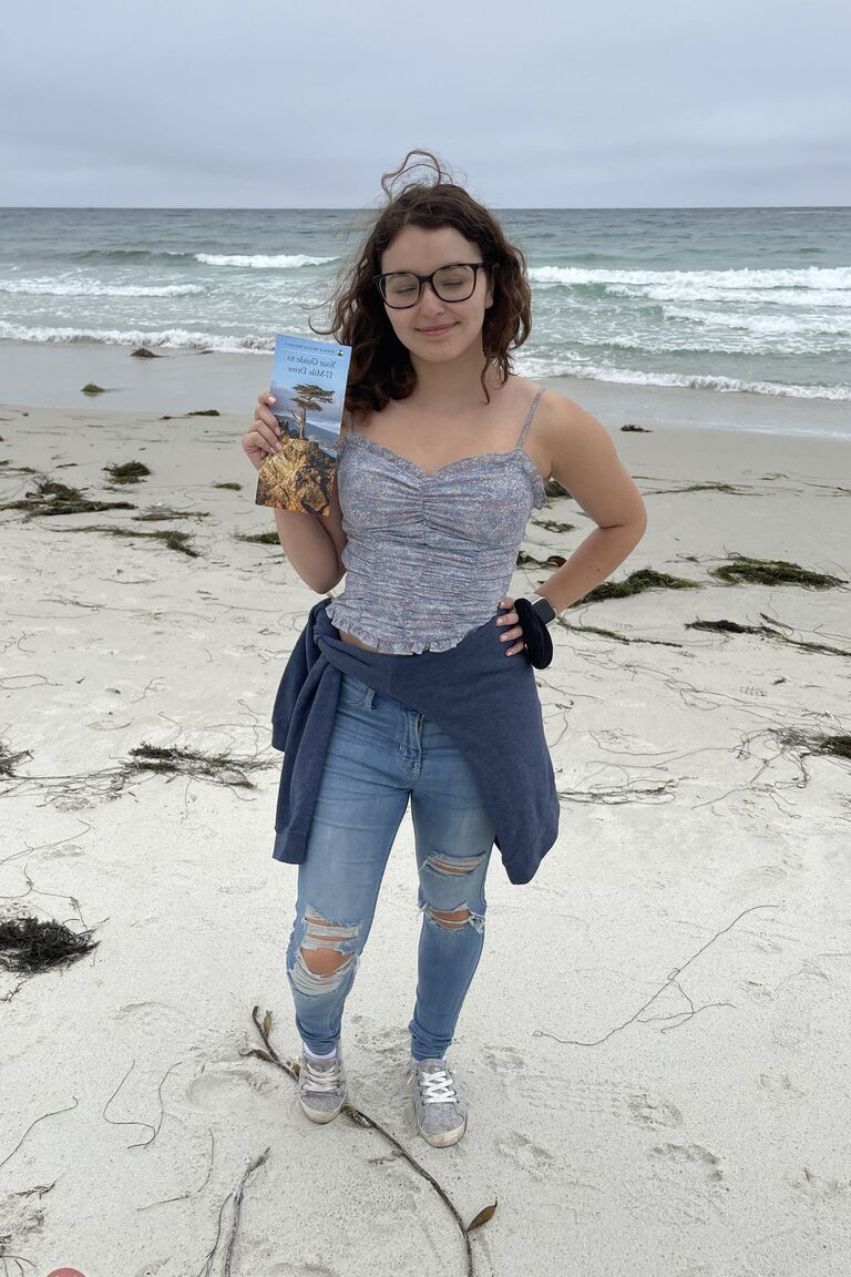 21P Pequeña joven amateur con gafas Leana Lovings mostrando sus agujeros de cerca