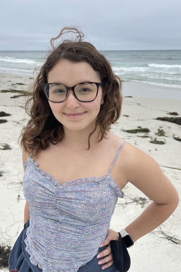 21P Pequeña joven amateur con gafas Leana Lovings mostrando sus agujeros de cerca