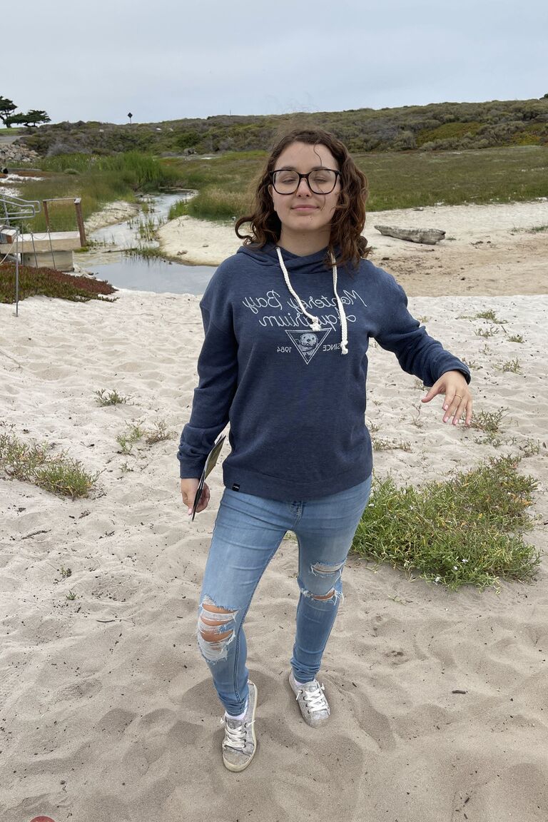 21P Pequeña joven amateur con gafas Leana Lovings mostrando sus agujeros de cerca