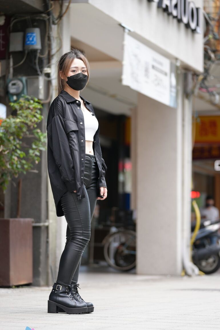 20P La jolie asiatique Lin Siyu montre ses beaux seins pendant qu'elle fait l'amour