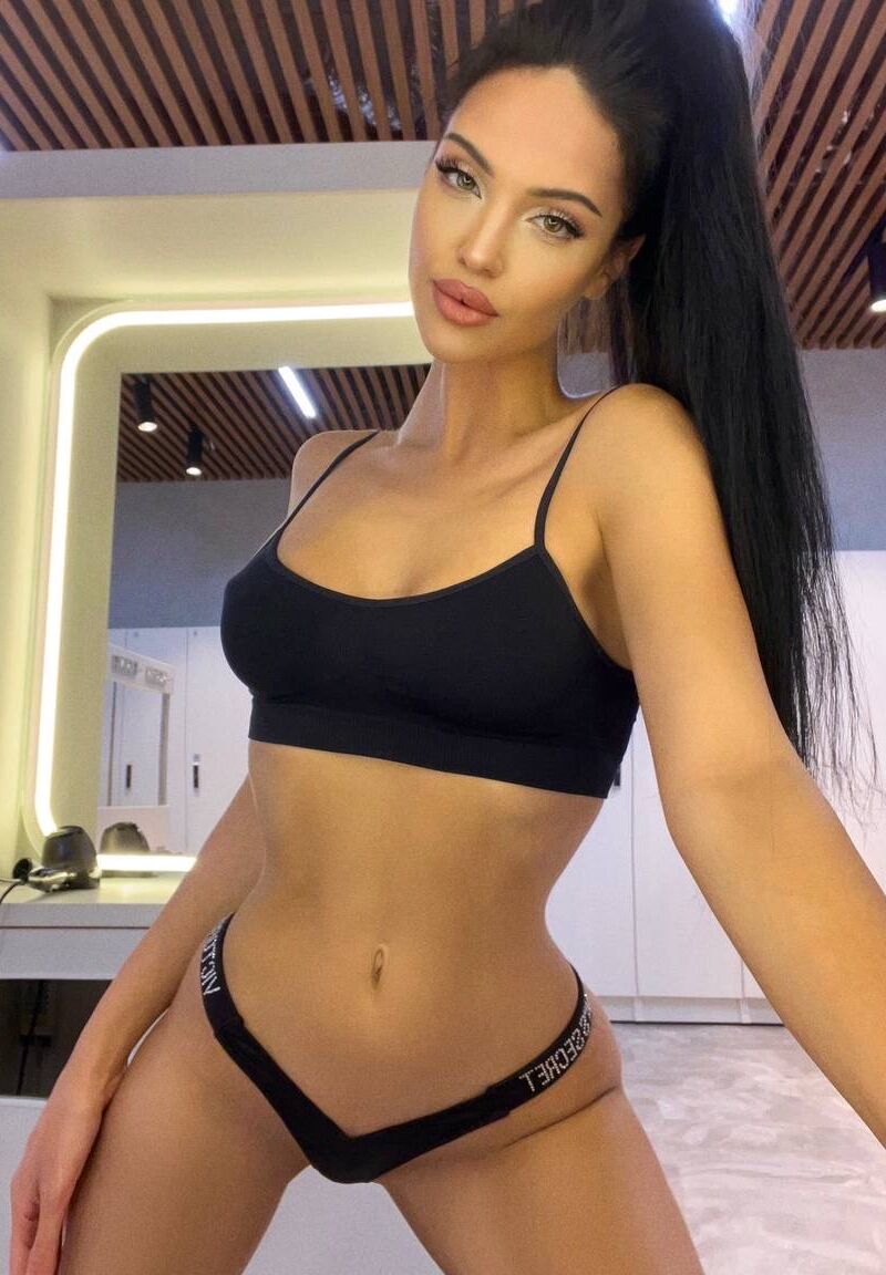 14P Die sehr sexy Teenagerin Anastasia Vi entblößt ihren schönen Arsch und posiert in Spitzenunterwäsche