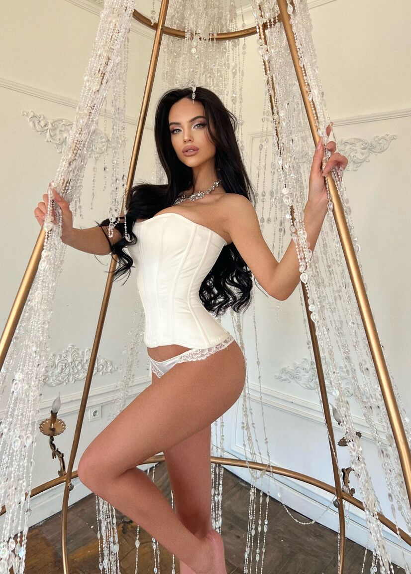 14P Die sehr sexy Teenagerin Anastasia Vi entblößt ihren schönen Arsch und posiert in Spitzenunterwäsche