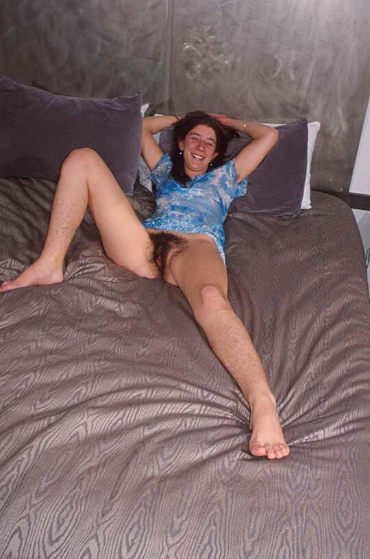 20P La guapa amateur Jasmyne muestra su coñito muy peludo en la cama