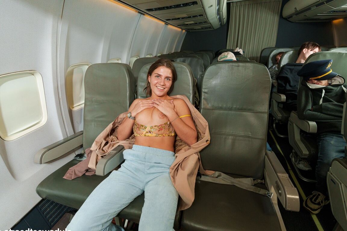 21P A adolescente safada Sara Heat fica nua em um avião