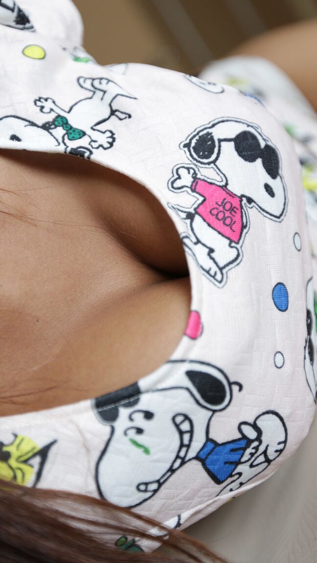 21P A linda garota asiática Tun B mostra sua buceta peluda antes