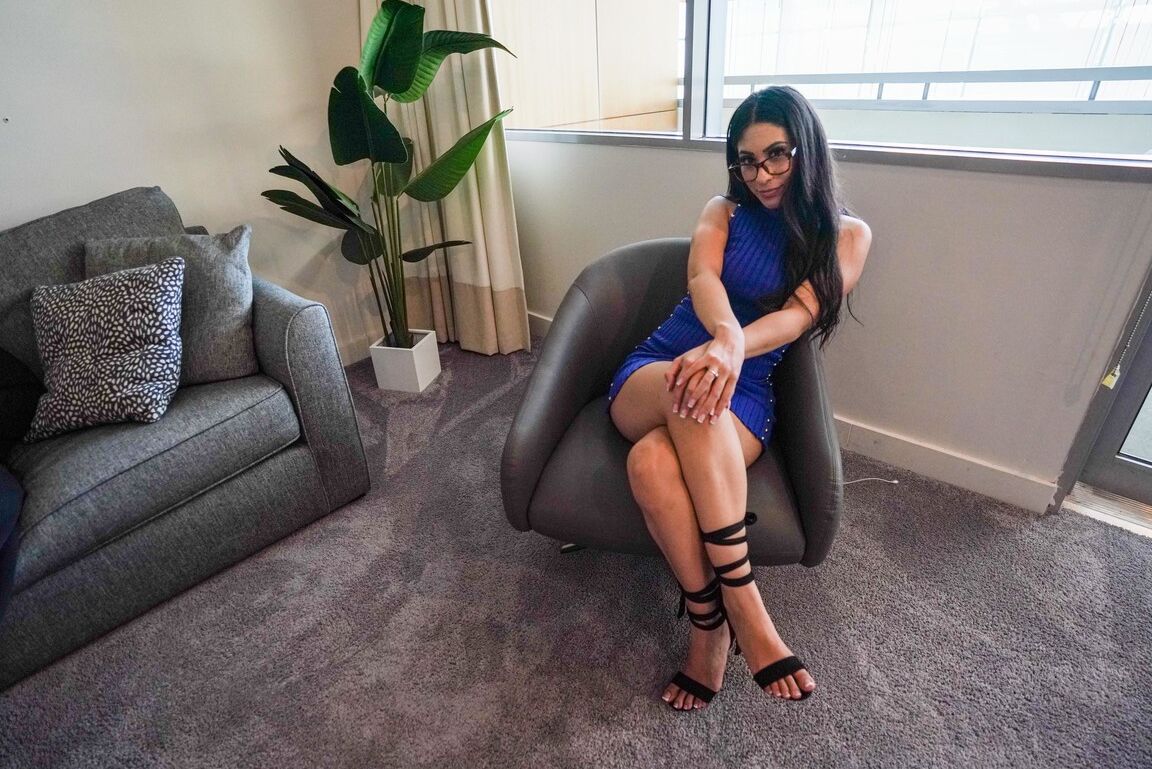 21P A terapeuta de cabelos azuis Kimberlee Love explode a tesão enorme de um negro alto