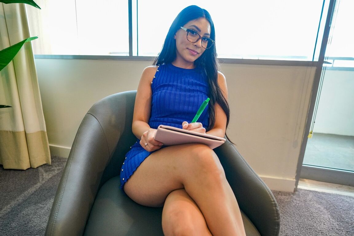 21P A terapeuta de cabelos azuis Kimberlee Love explode a tesão enorme de um negro alto