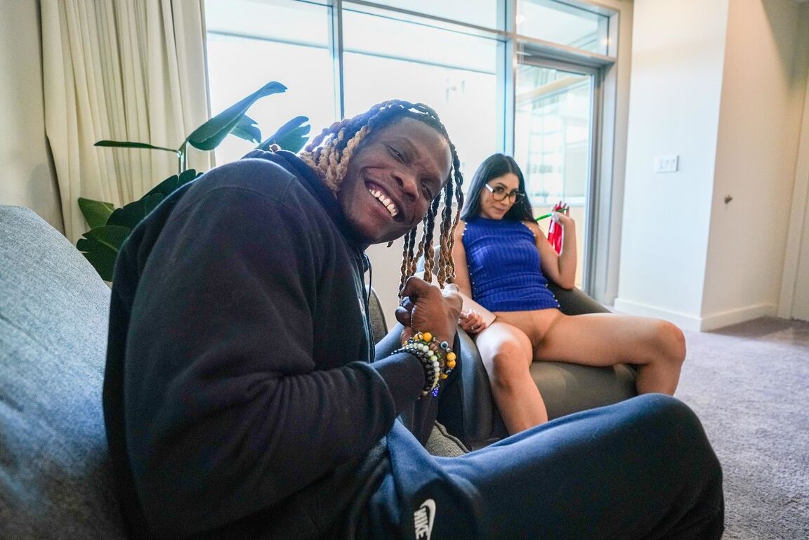 21P A terapeuta de cabelos azuis Kimberlee Love explode a tesão enorme de um negro alto
