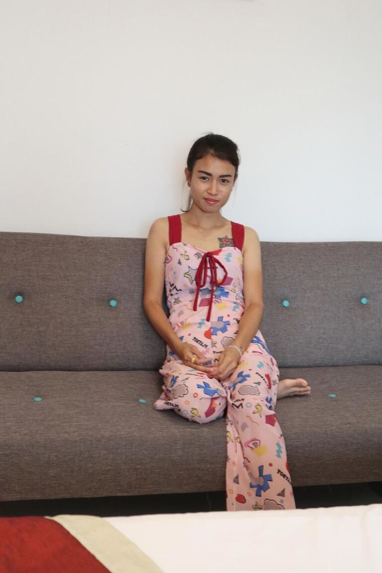 21P Gata asiática magrinha espalha sua buceta aparada enquanto exibe seu pequeno saque