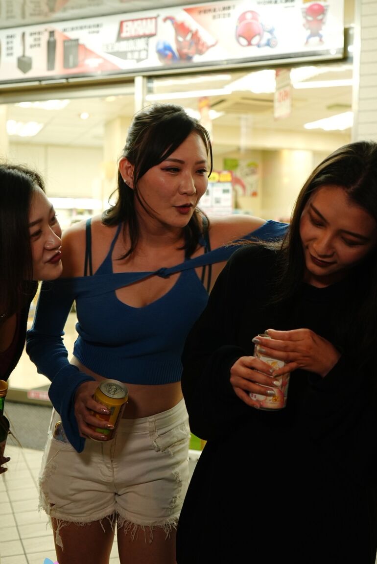 21P Mio, petite amie asiatique potelée, se fait baiser après son retour de la discothèque