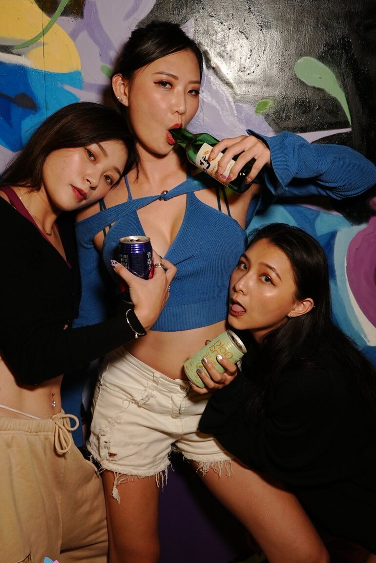 21P Mio, petite amie asiatique potelée, se fait baiser après son retour de la discothèque