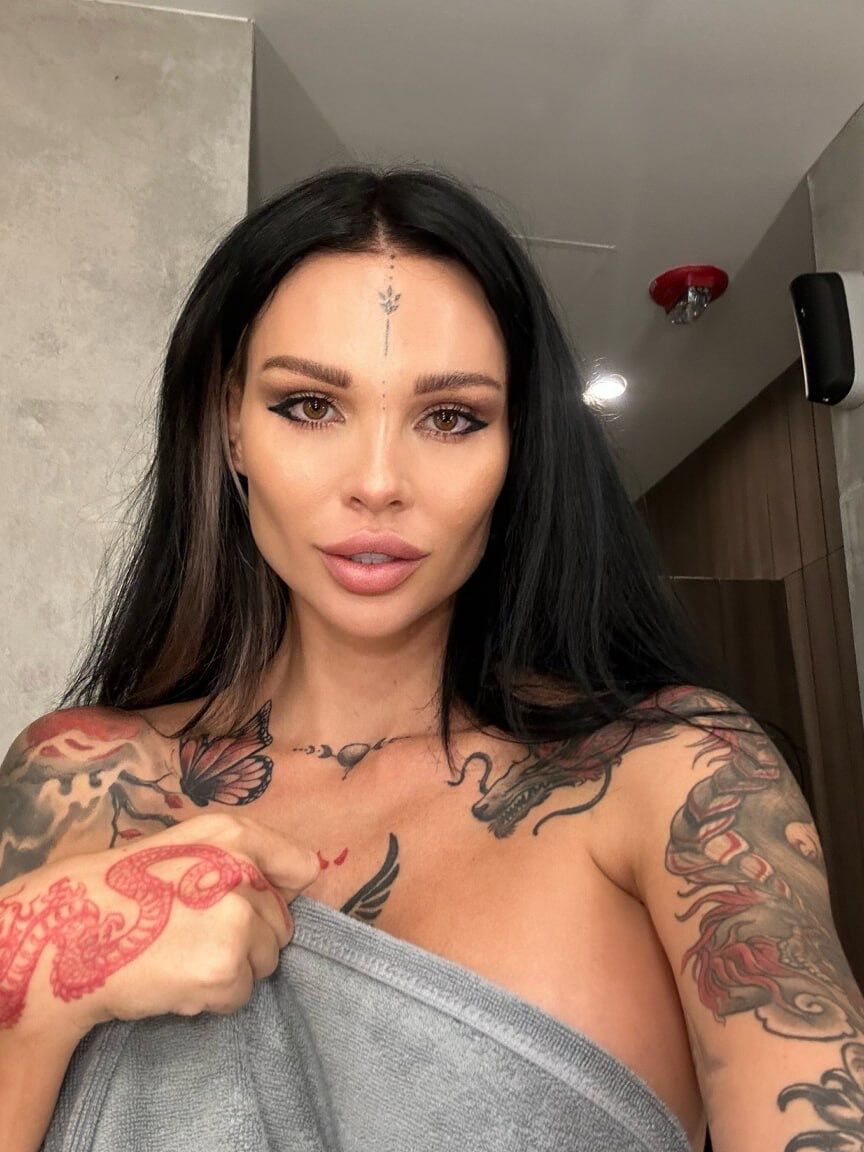 13P Inked OnlyFans model Sunny Free unveils her big tits and ass in a solo