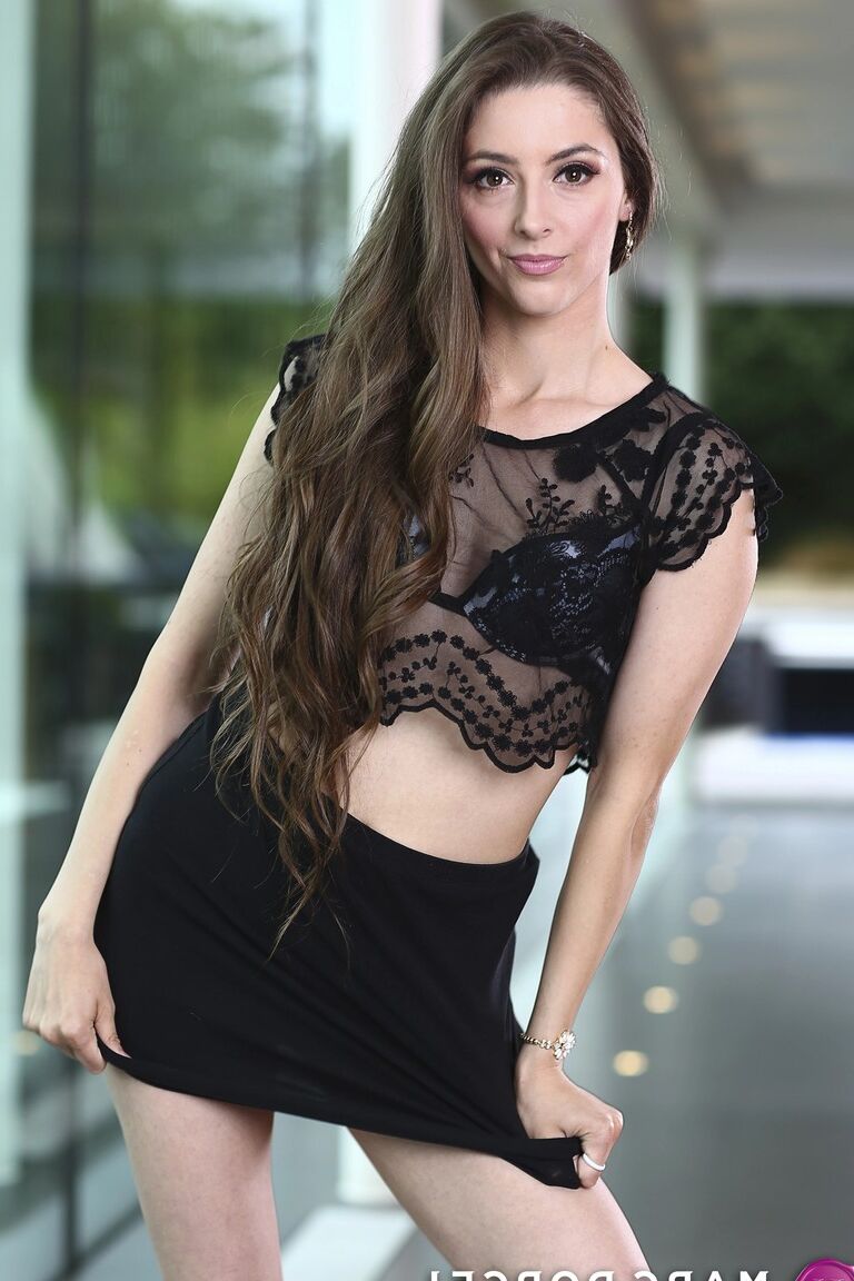 20P Die sexy Stieftochter Leyla Morgan wird beim Ficken mit dem Liebhaber ihrer Mutter erwischt