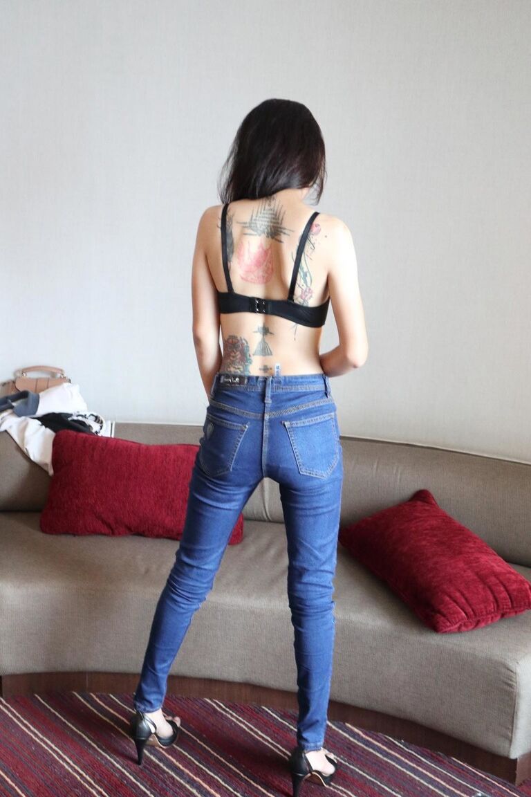 21P Asiática tatuada muestra su culo perfecto