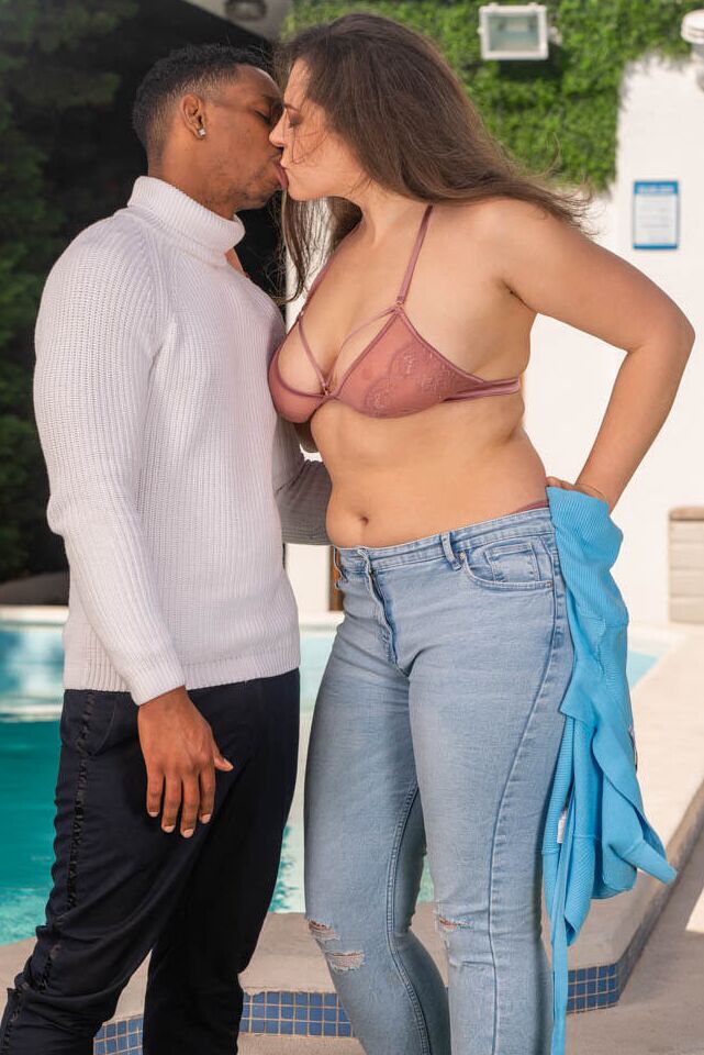 21P A estrela pornográfica curvilínea Sofia Curly ficando escurecida e facial à beira da piscina