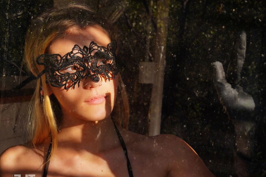 16P A adolescente sexy Stefany tira uma máscara de baile com um body revelador