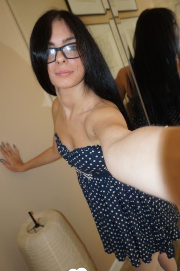 14P Linda gata amadora mostra seus peitos lindos, buceta e bunda no banheiro
