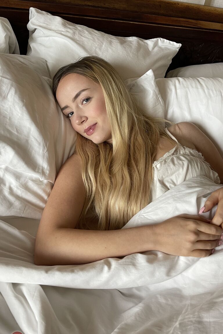 21P La rubia traviesa Maria Kazi muestra de cerca su hermoso coño afeitado