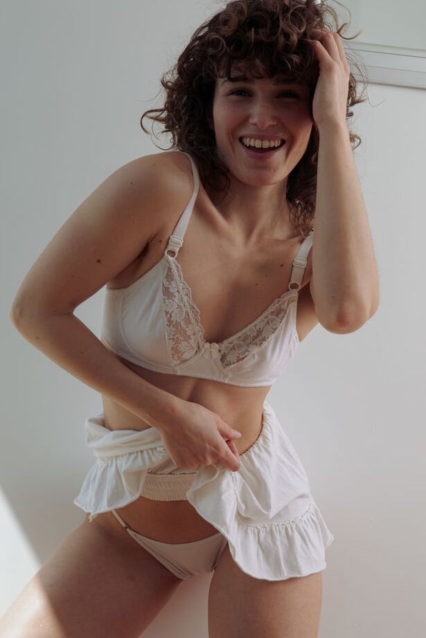 18P Süßes Teenie mit lockigem Haar Raquel Linda zieht sich auf spielerische Weise völlig nackt aus