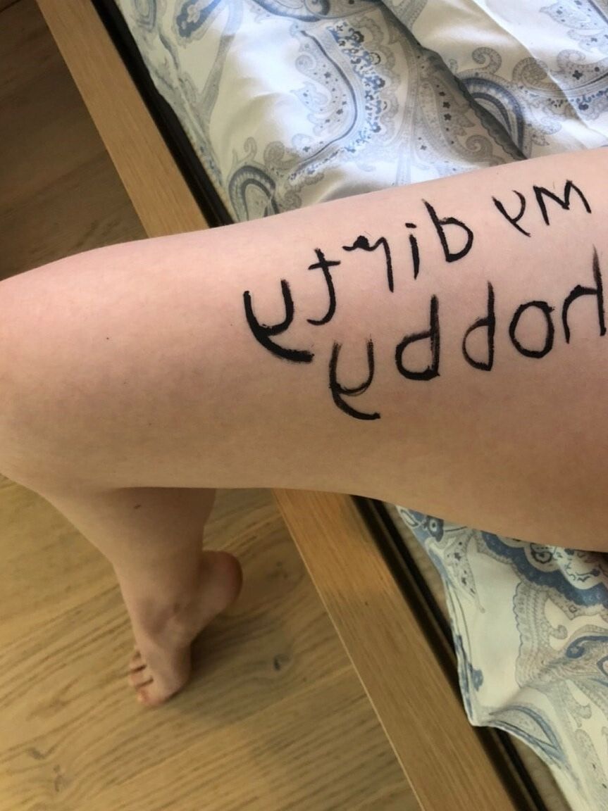 20P A adolescente com tinta doce Morena Marianotarta fica nua e posa no espelho