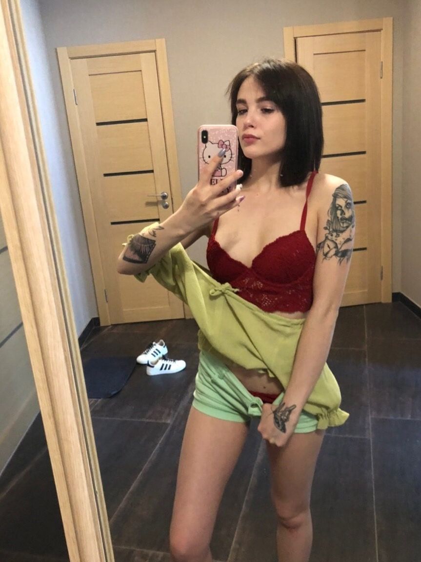 20P A adolescente com tinta doce Morena Marianotarta fica nua e posa no espelho