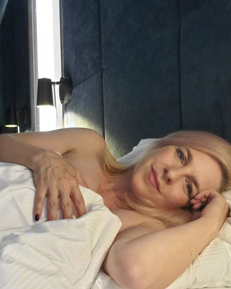 17P Glamourosa loira amadora brinca com seus seios grandes na cama