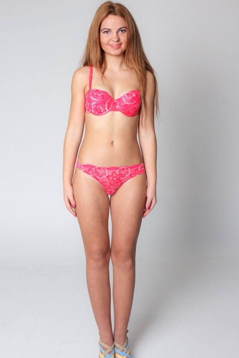 13P A pequena adolescente sexy Karina tira o vestido e a calcinha e posa nua