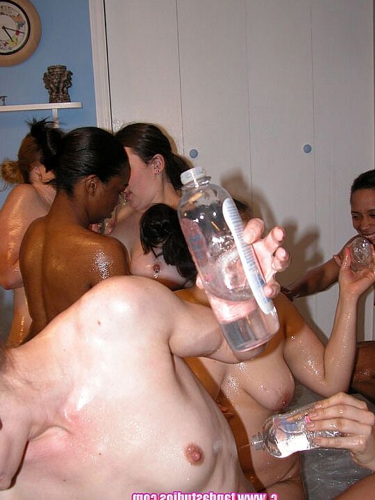21P Curvaceous lesbians oiling up each other's bodies in an amateur orgy