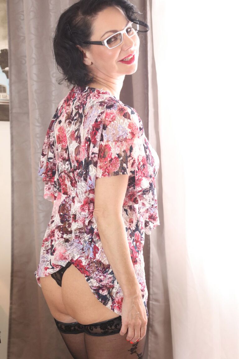 20P MILF Sporting Terry muestra sus grandes tetas a un toyboy adolescente