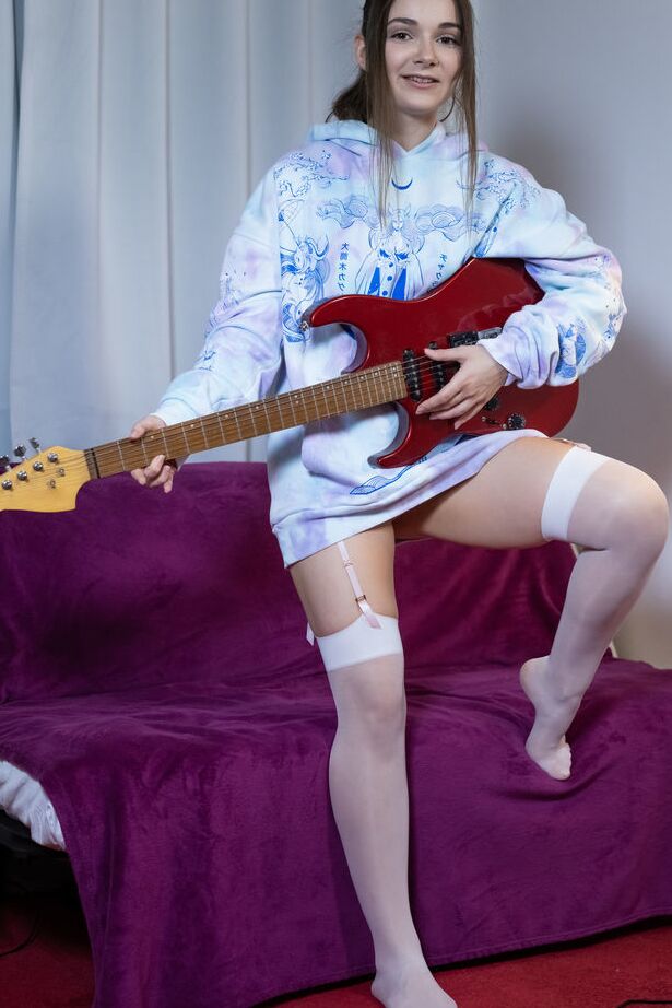 18P 若い女の子、Purr Simona がギターを持ちながら白いナイロンを着てヌードになる