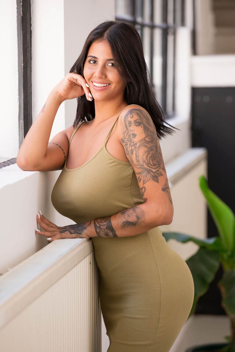 20P A adolescente latina com tinta Yorgelis Carrillo exibe seus peitos grandes antes de um passeio de pau