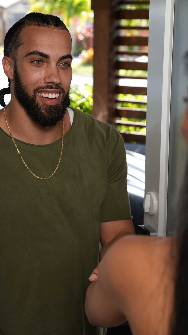 21P La tetona de ébano Eden West le da un paseo salvaje a una gran polla en la cocina