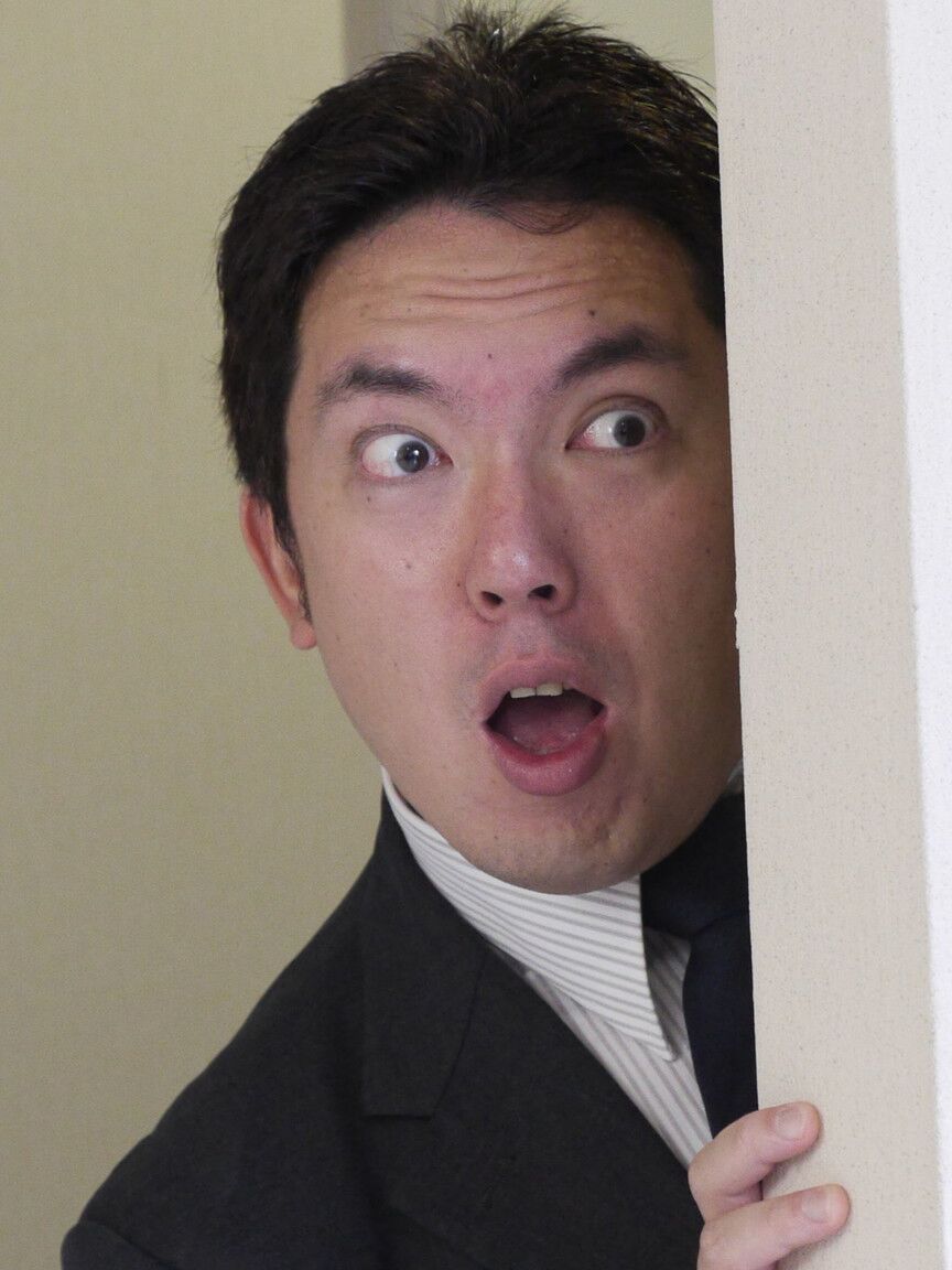 20P A secretária japonesa Yura Hitomi faz um boquete no chefe e engole sua porra