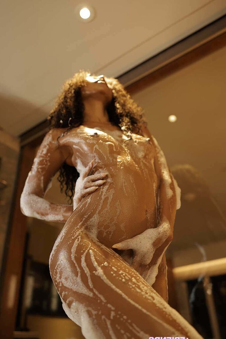 21P Atraente gata asiática posa nua, em seu biquíni sexy e lingerie em um solo