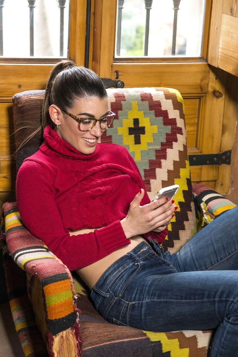 20P La pervertida adolescente nerd Julia Roca se abre de piernas y recibe una polla en su chocho peludo
