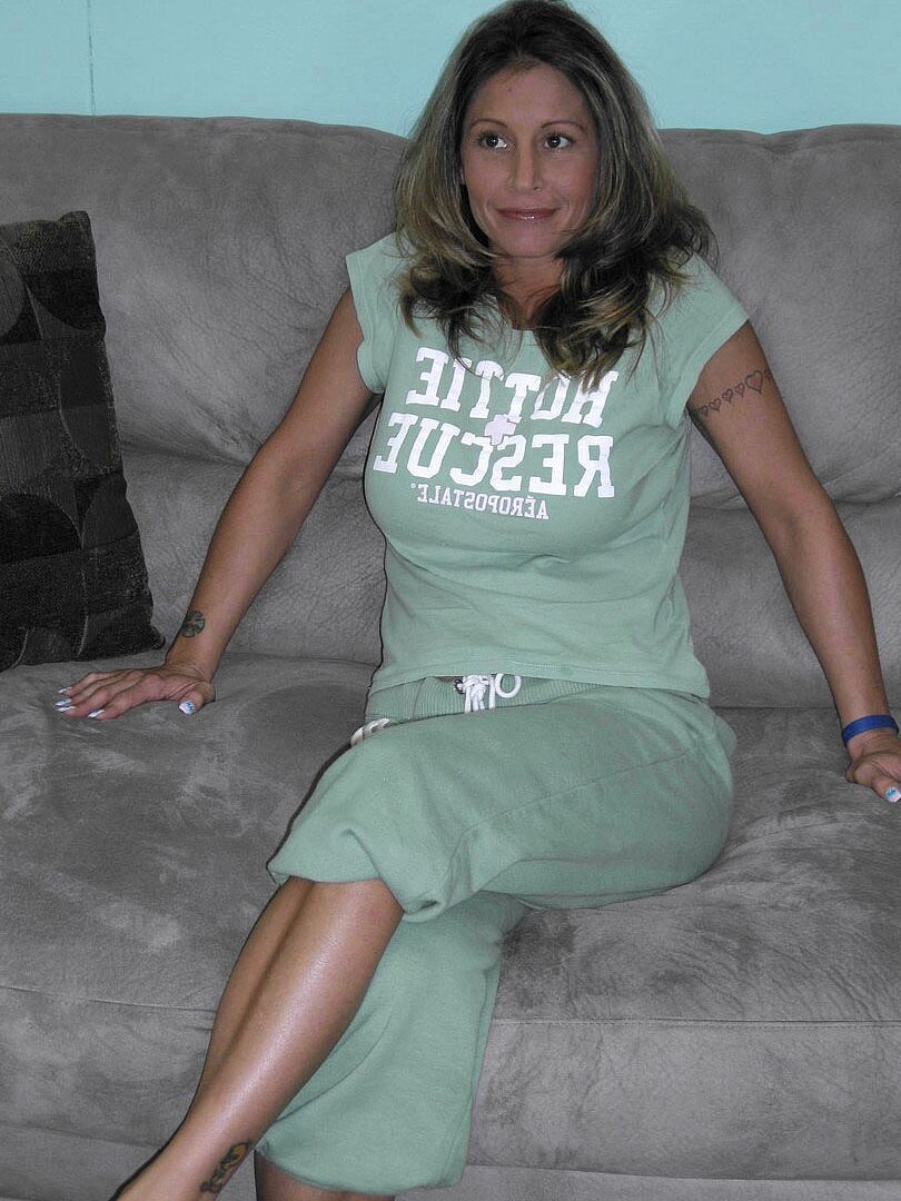 20P Maduro MILF Leeanna Heart mostra seus peitos falsos