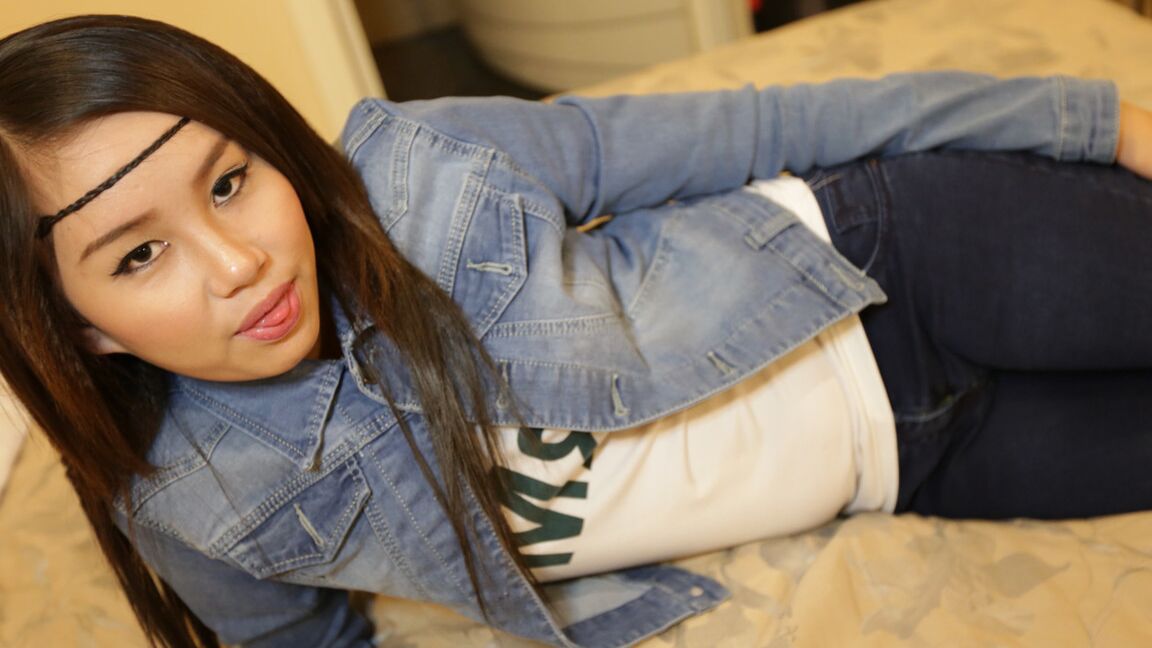 21P Petite Asian vagabunda Yum mostra sua bunda grande antes de ser fodida