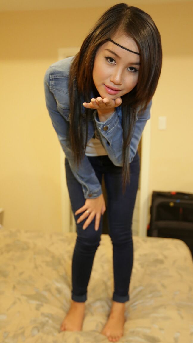 21P Petite Asian vagabunda Yum mostra sua bunda grande antes de ser fodida