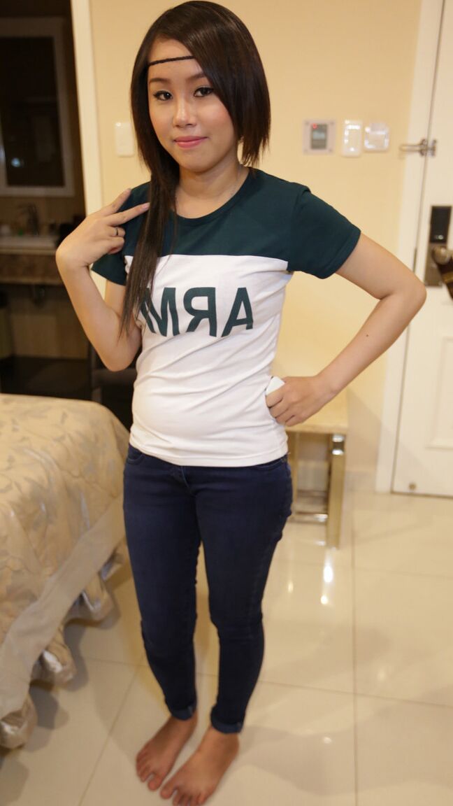 21P Petite Asian vagabunda Yum mostra sua bunda grande antes de ser fodida