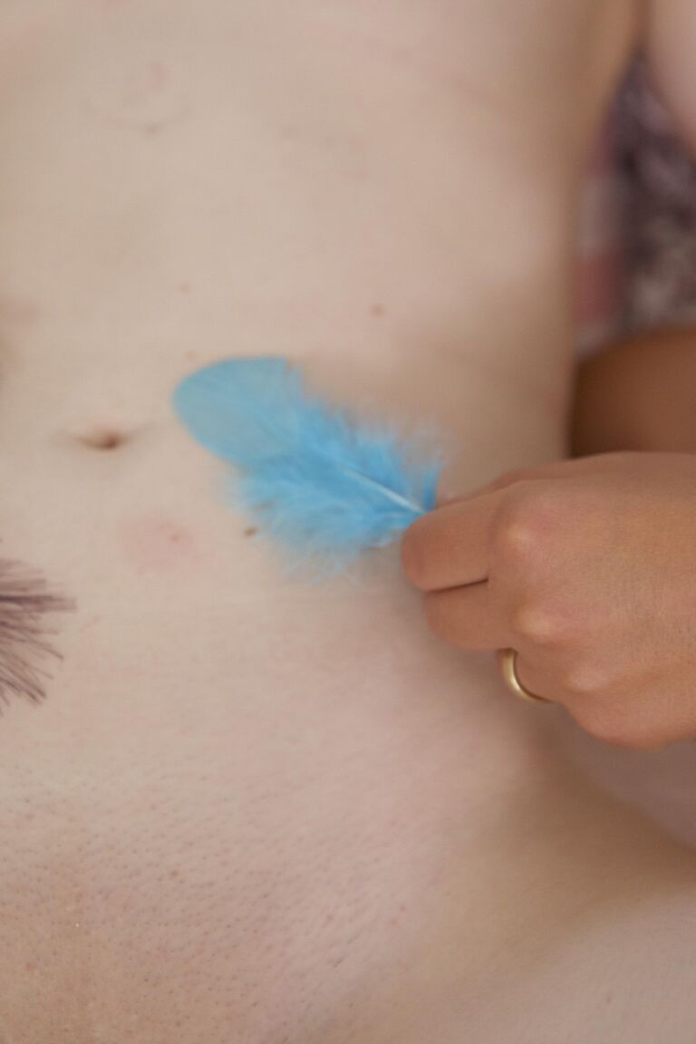 21P Chicas amateurs se vendan los ojos para lamerse el coño en sexo grupal lésbico