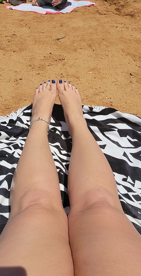 10P Une fille aux jambes sexy montre ses jolis orteils dans une compilation chaude de fétichisme des pieds