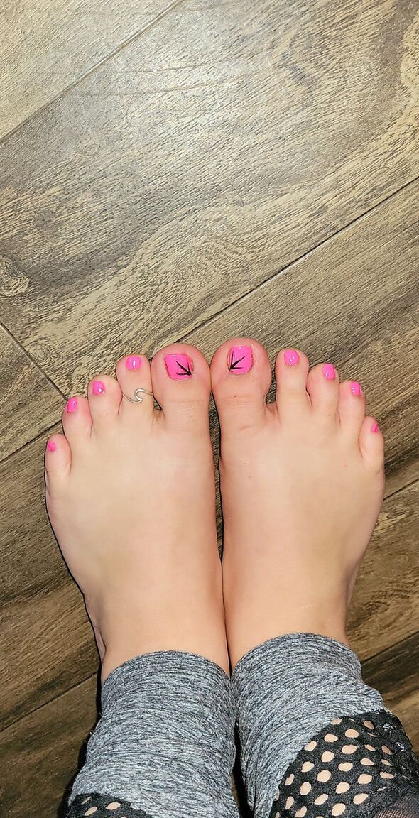 10P Une fille aux jambes sexy montre ses jolis orteils dans une compilation chaude de fétichisme des pieds