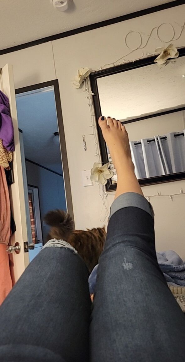 10P Une fille aux jambes sexy montre ses jolis orteils dans une compilation chaude de fétichisme des pieds