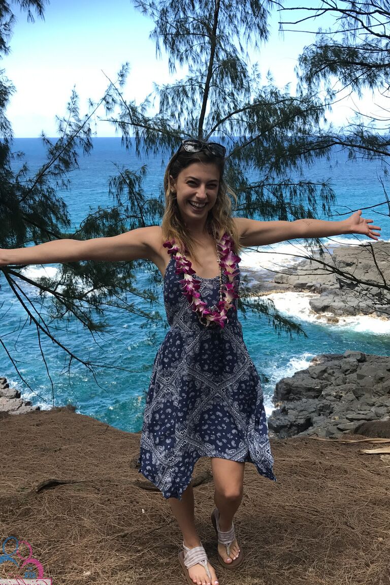20P Amateur girlfriend Kristen Scott flaunts her hot ass while posing on the beach