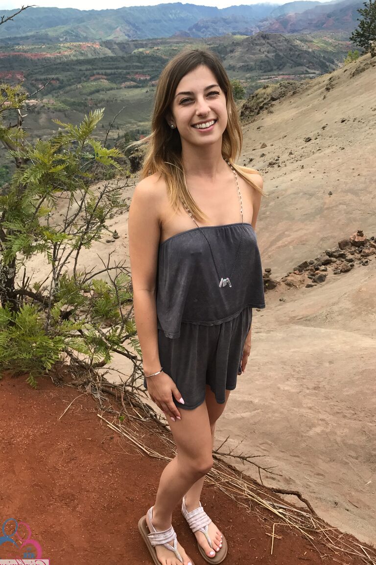 20P Amateur girlfriend Kristen Scott flaunts her hot ass while posing on the beach