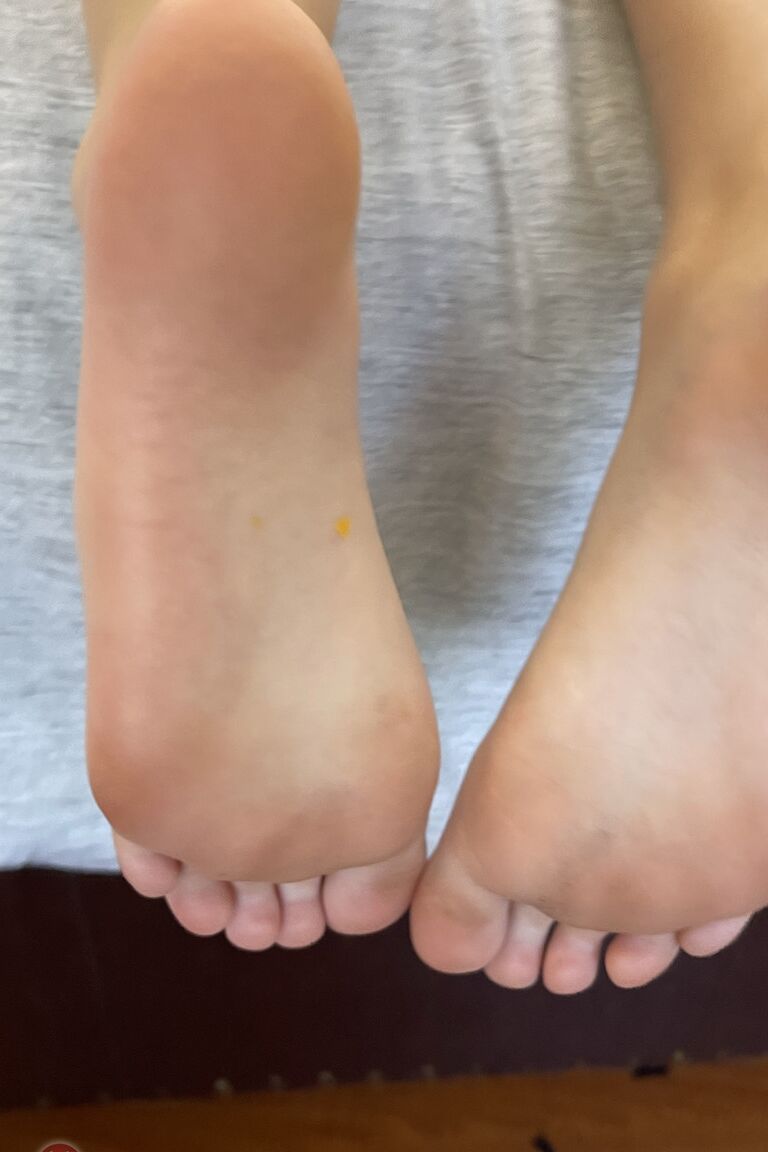 21P Das hübsche Babe Leana Lovings spreizt ihre rasierte Muschi ganz nah auf ihrem Bett